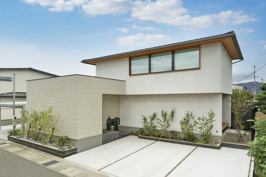 白とベージュの上質感漂う家