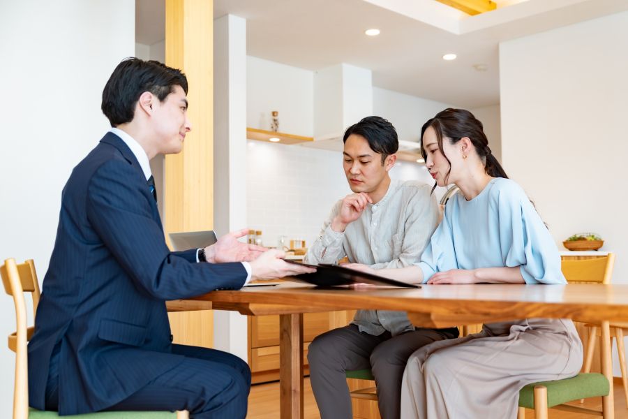 営業マンの話を聞く夫婦