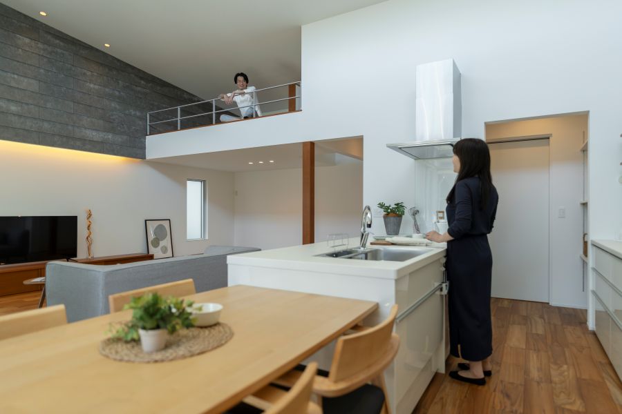 キッチンに立つ女性とロフトにいる男性