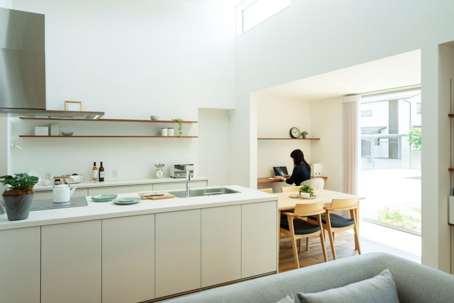 キッチン横のワークスペースにいる女性