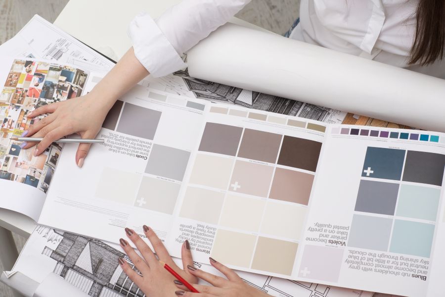 色見本を広げて打合せする様子