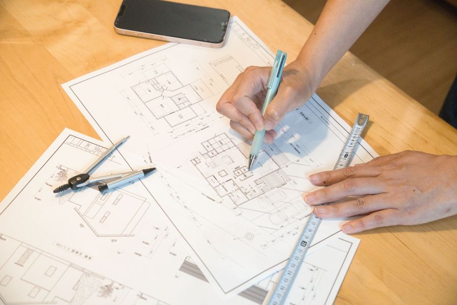 設計図に書き込みをする手