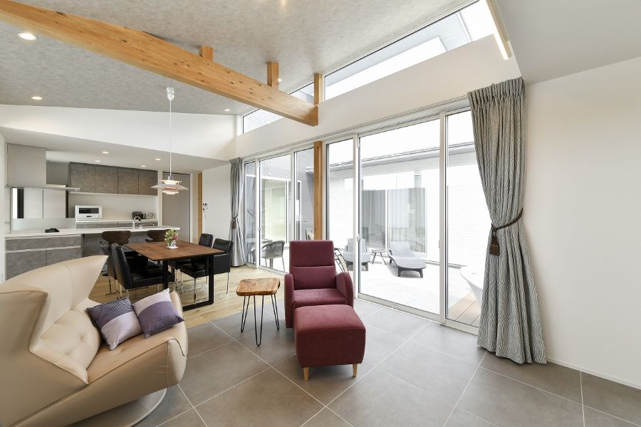 赤いチェアのあるリビング