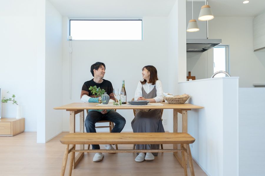 ダイニングで談笑する夫婦