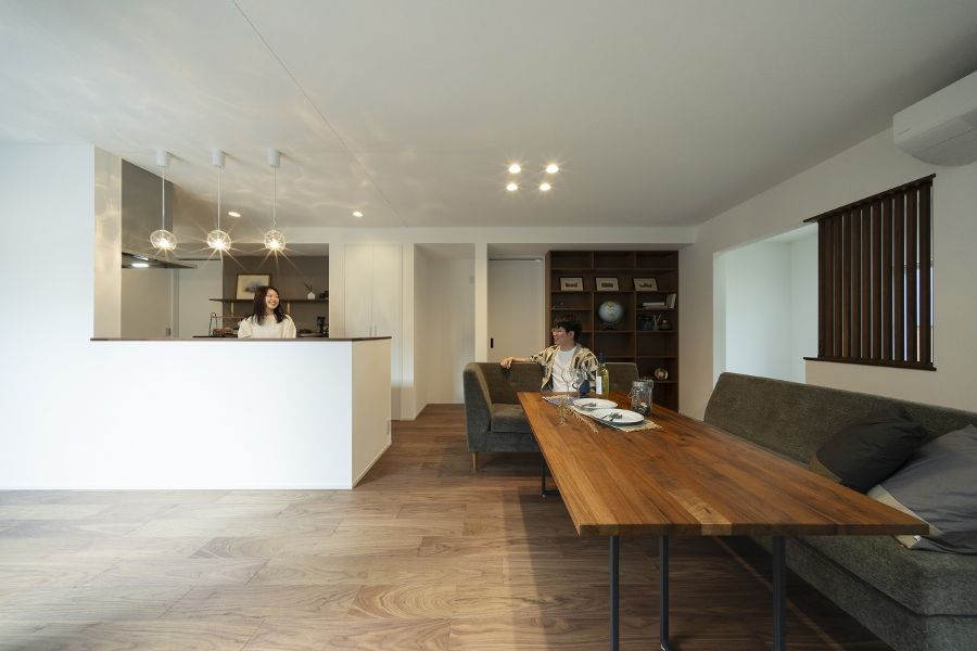 キッチンとリビングで話す夫婦