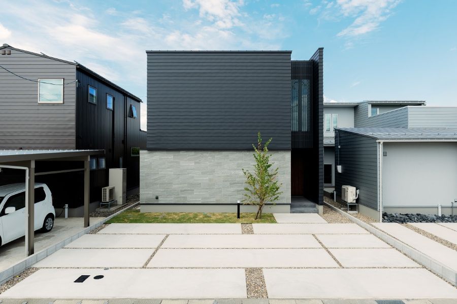 スタイリッシュな二階建て住宅