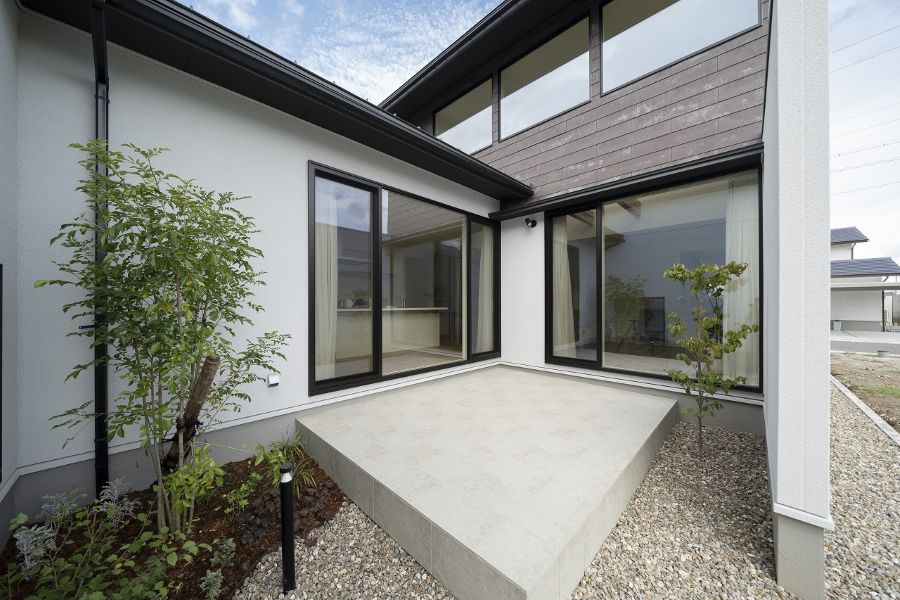 コの字の家の中庭