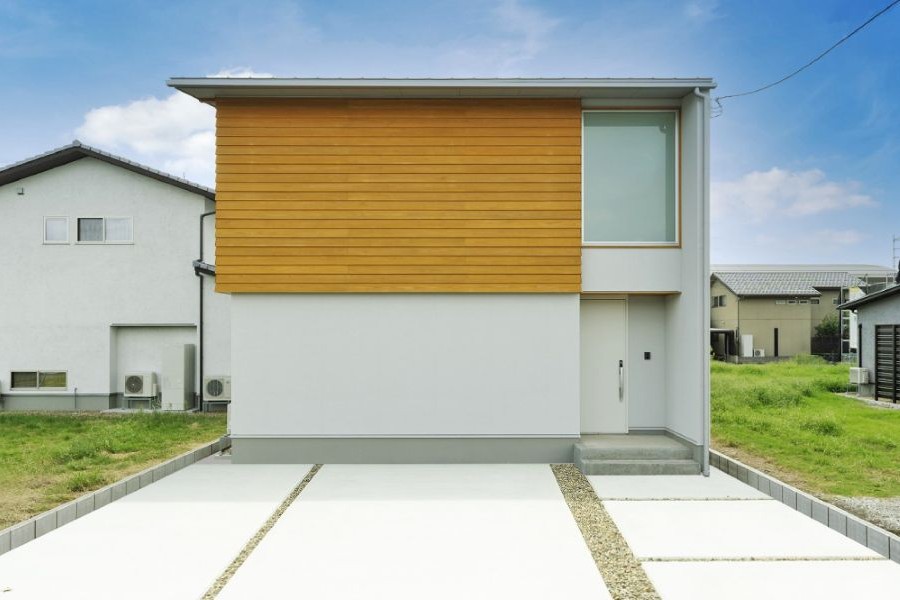 白×木目の四角い家