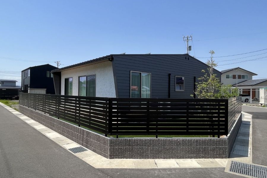 シンプルな黒い平屋