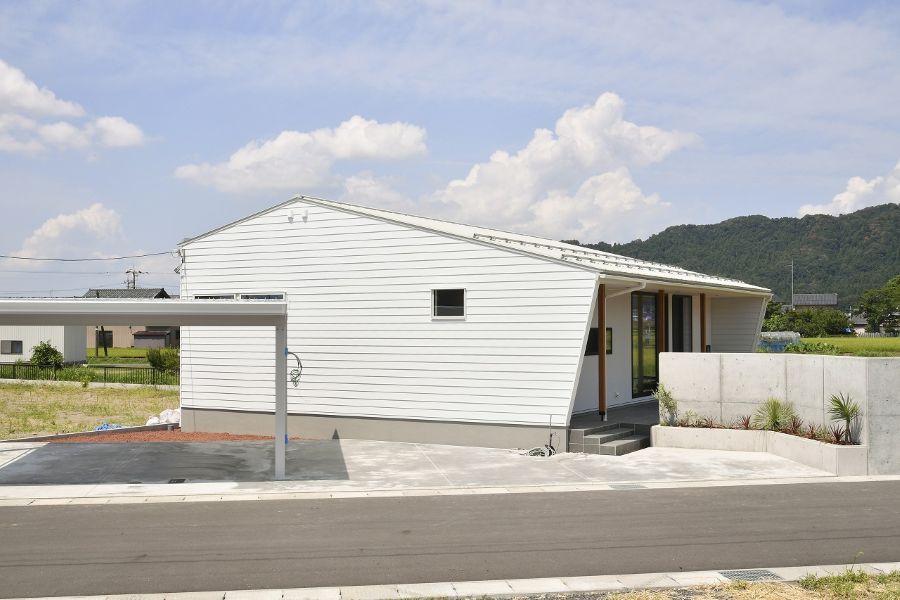 シンプルな白い平屋
