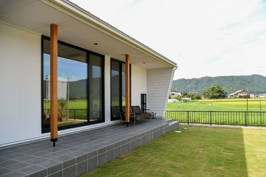 庭に面して大きな窓がある平屋