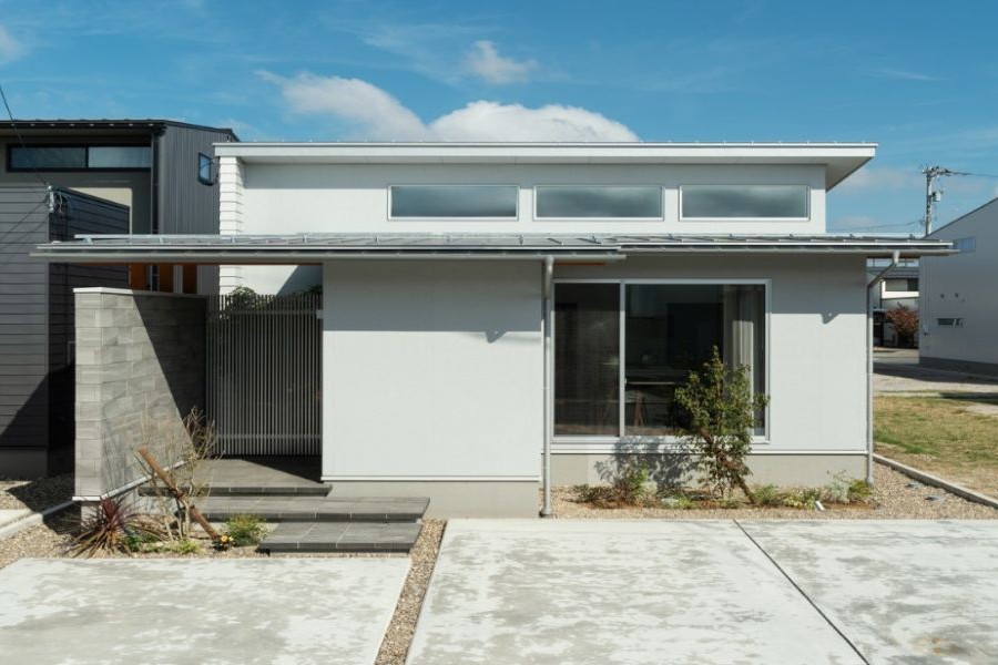 ハイサイドライトのある白い平屋