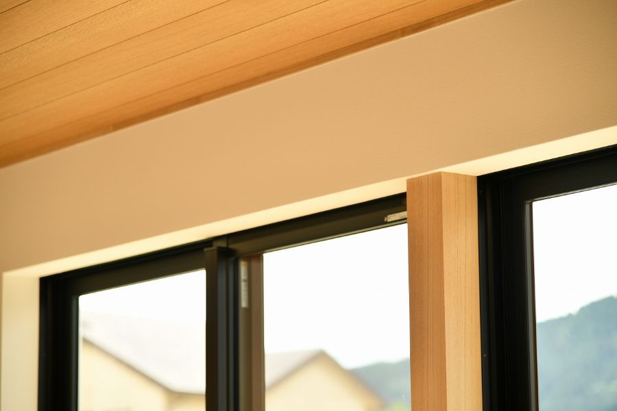室内から見る軒のない掃き出し窓