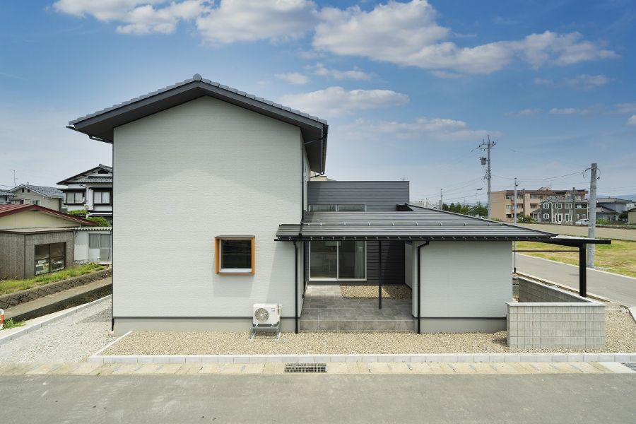 住宅地に建つ家