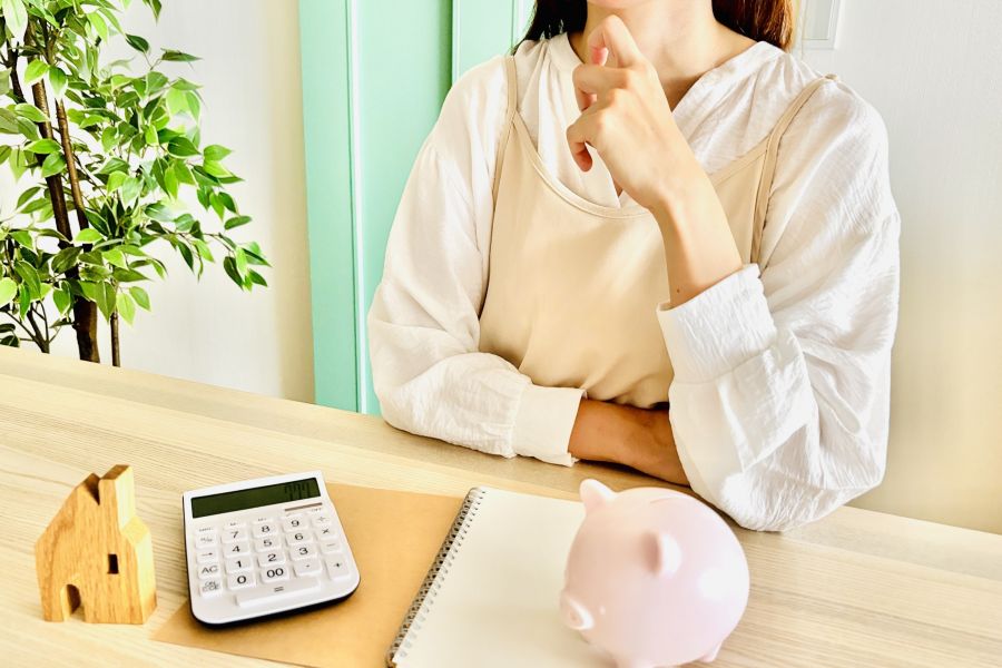 家計簿を前に考え込む主婦