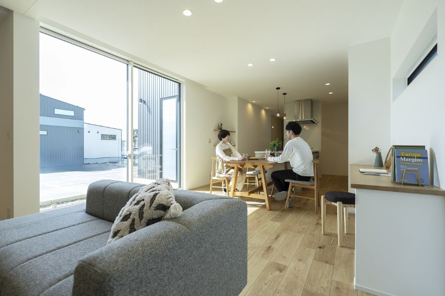 ダイニングテーブルに座って対面で話をする男女