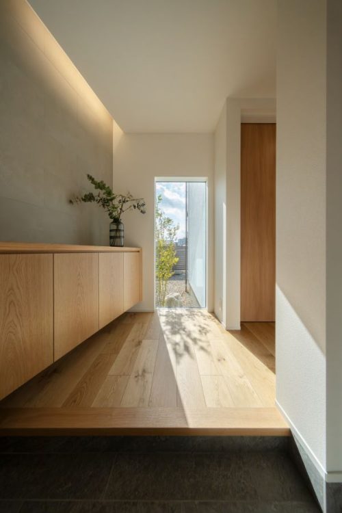 明るい光が入る玄関