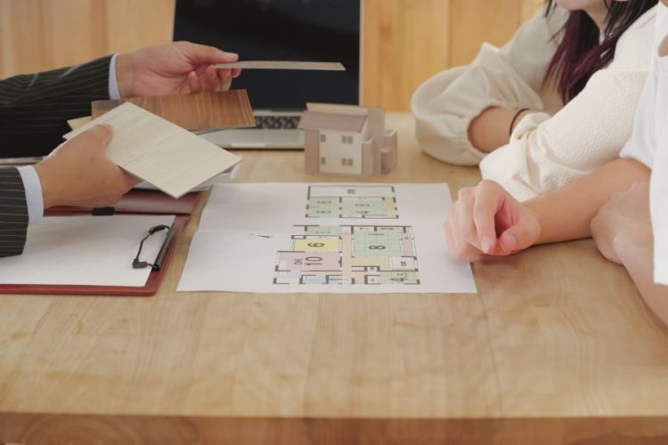 図面を挟んで向かう合う施主と営業マン