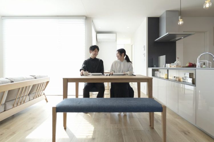 ダイニングで顔を見合わせて会話する男女