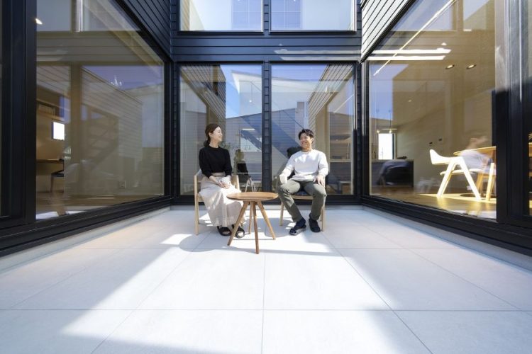 タイルテラスでゆったり会話する男女