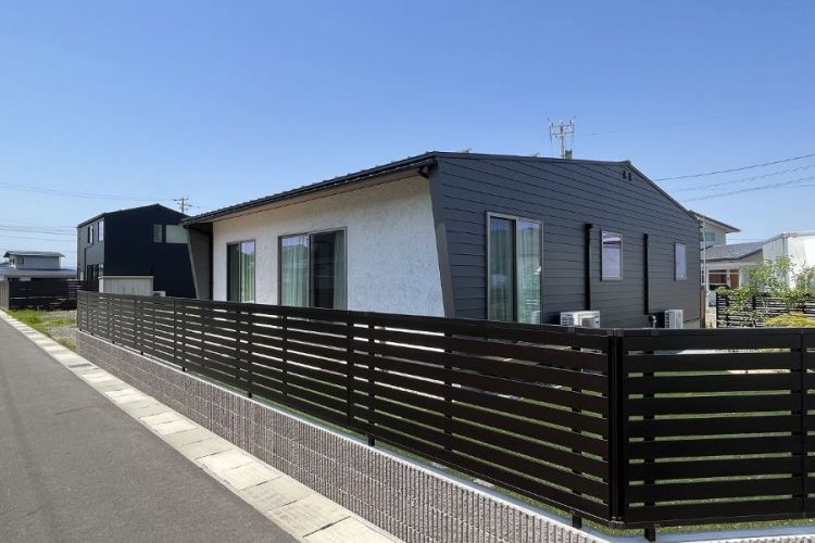 白×黒のシンプルな平屋