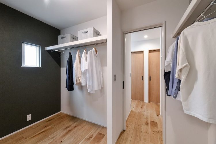 クローゼットから見える個室のドア