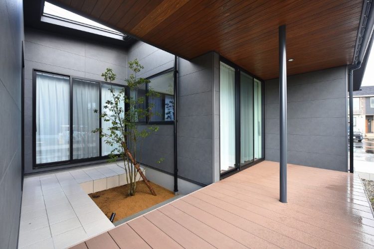 コの字で囲まれた庭