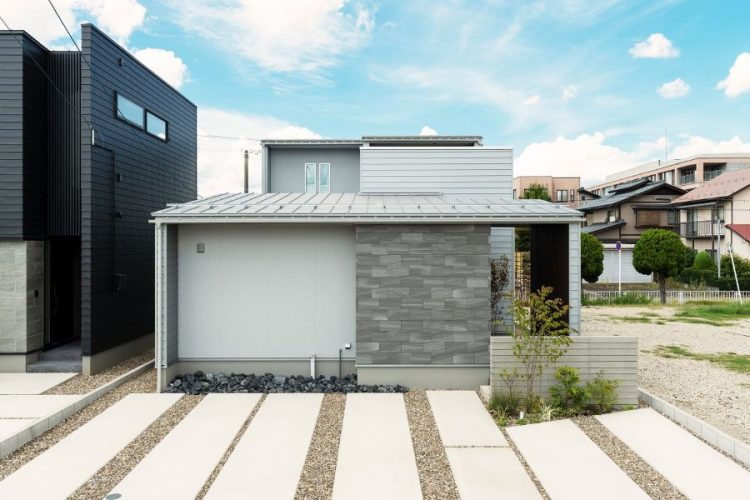 スタイリッシュな1.5階建ての家