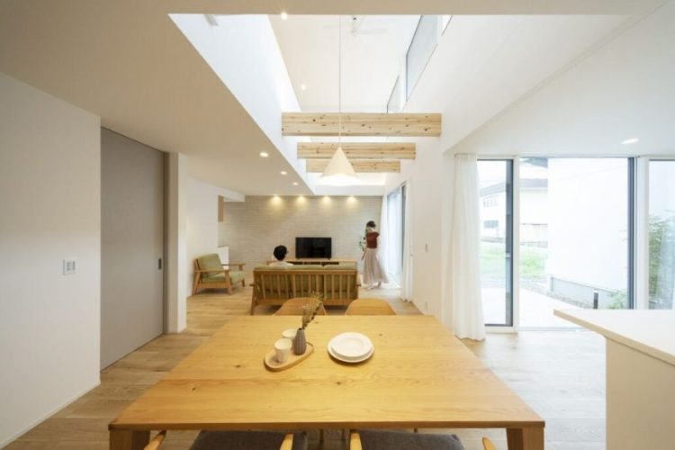 1.5階建てのリビングでくつろぐ夫婦