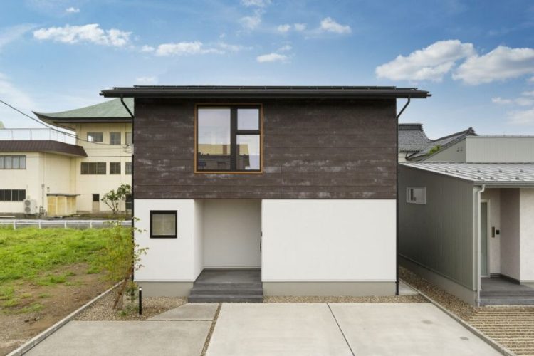 ツートンカラーのシンプルな1.5階建て