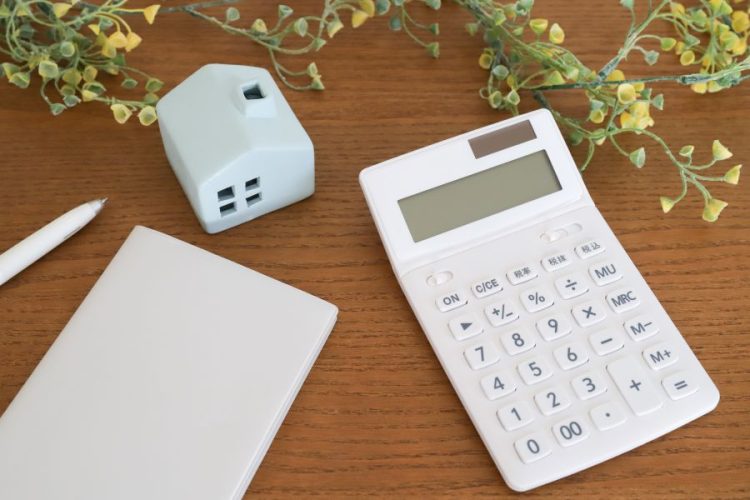 家のおもちゃと電卓、メモ帳