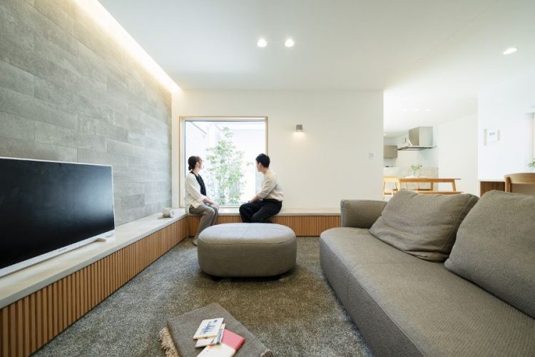 1.5階建ての窓辺で話す夫婦