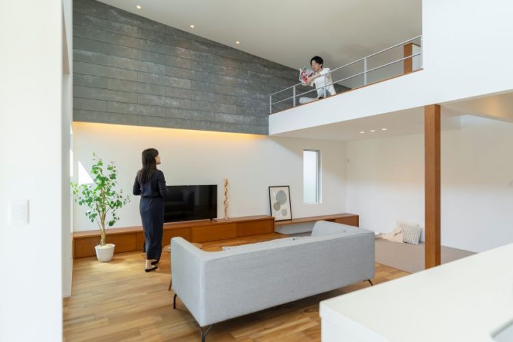 リビングとロフトで会話する夫婦