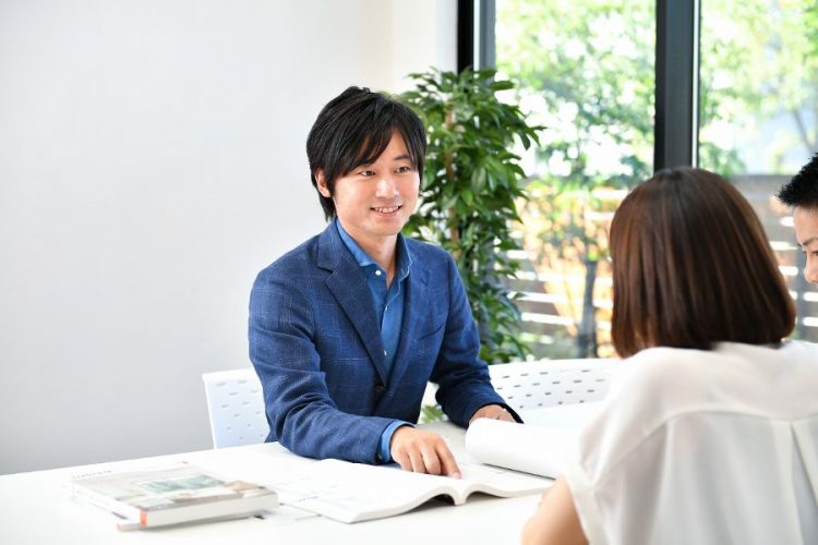 営業マンと打合せする夫婦